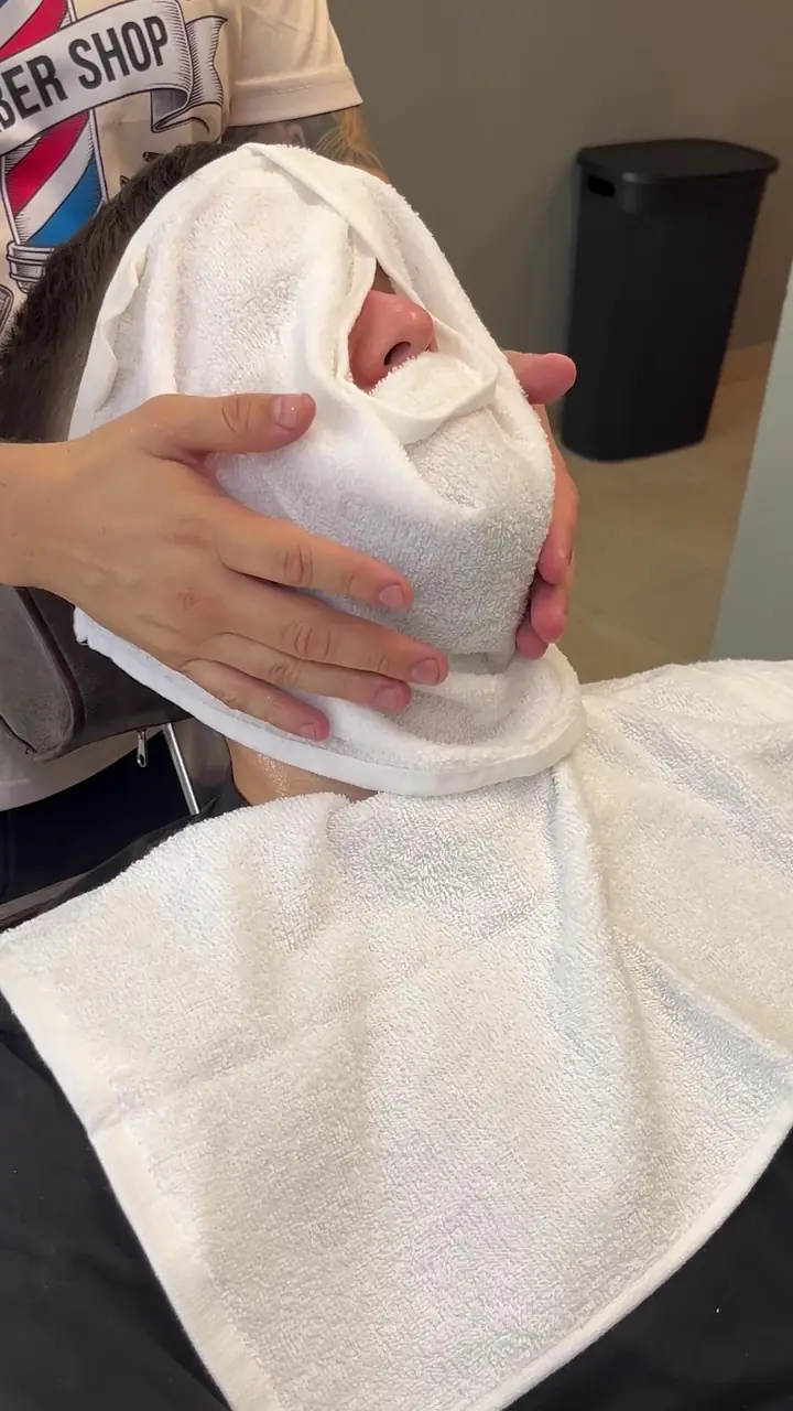 Topli peškir na licu pre sređivanja brade u Kačket i Brada